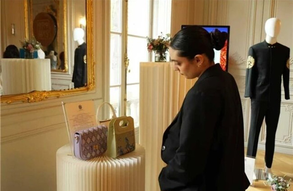 Huzhou's Shuanglin silk damask bags shine at Paris Fashion Week