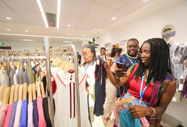 Huzhou children's clothing sales surge during shopping festival