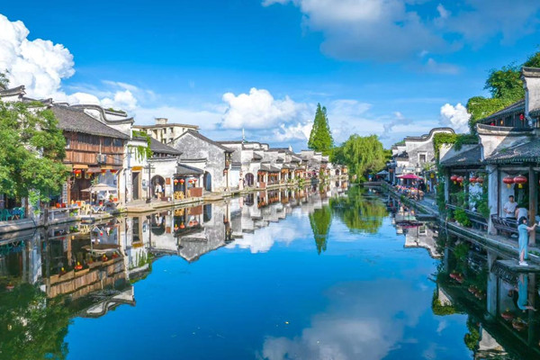 Huzhou's Nanxun Ancient Town welcomes over 30 million visitors this year