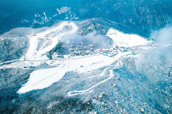 Experience thrill of skiing at Huzhou's popular ski resorts