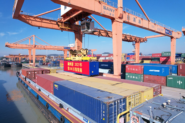 Huzhou Port sees annual container throughput exceed 1 million TEUs