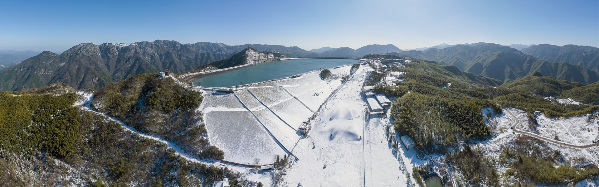 Experience thrill of skiing at Huzhou's popular ski resorts