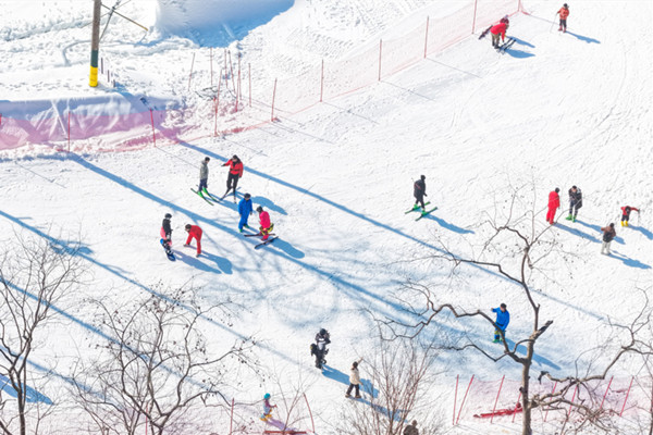Huzhou's new ski resort offers enjoyable winter sports experience
