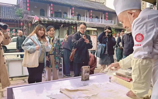 Taizhou traditional artists integrate crafts into urban development 