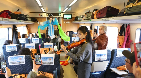 Taizhou welcomes special train carrying over 600 Shanghai tourists