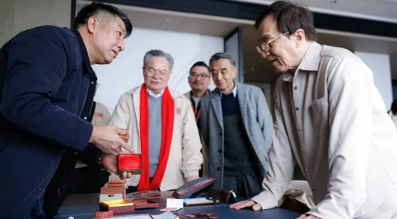 Jackie Chan receives cultural gifts from Taizhou at premiere of 'Whispers of Gratitude'