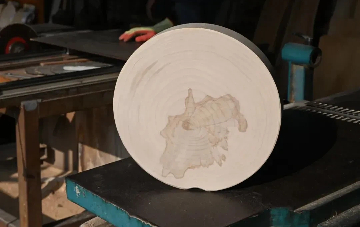 Taizhou carpenter masters craft of ginkgo cutting boards