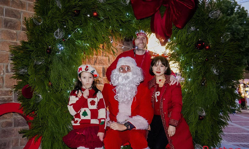 Christmas bazaar brightens winter chill