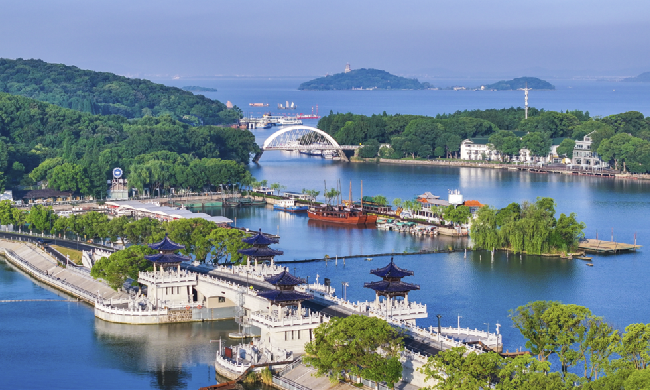 Taihu Lake in Wuxi sees improved water quality, biodiversity