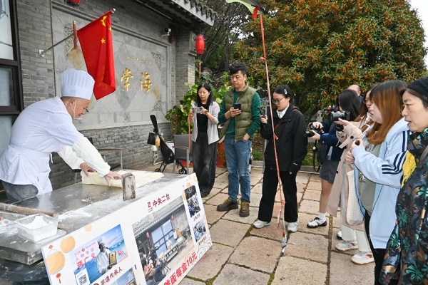 Foreign students capture charm of Taizhou's Hailing district
