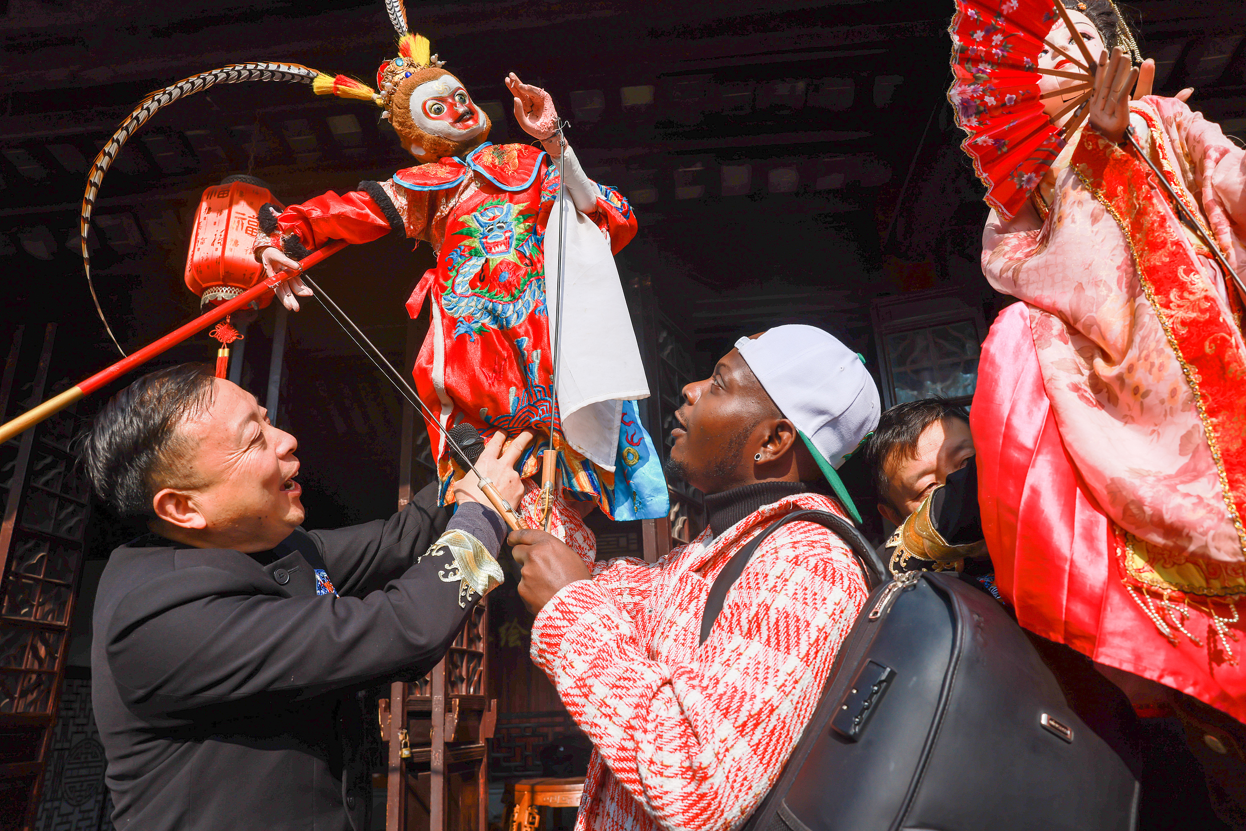 International students explore intangible cultural heritage at Shuihui Garden in Rugao