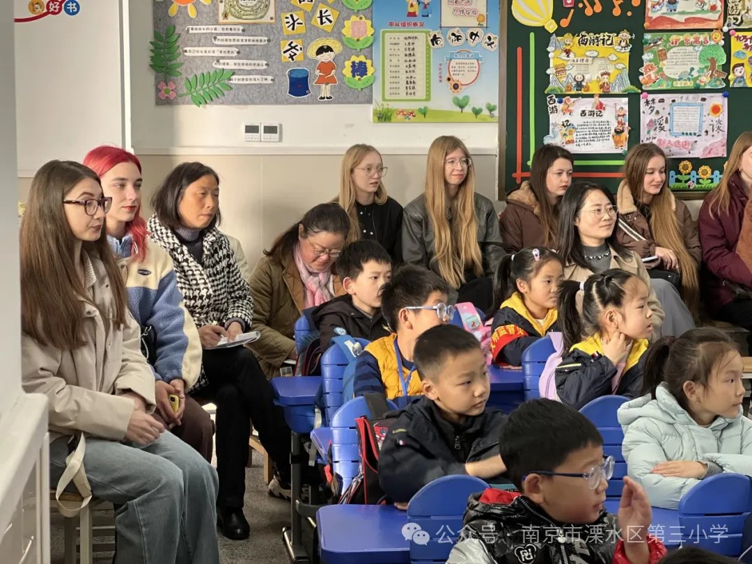 Foreign students explore Chinese language education at Nanjing primary school