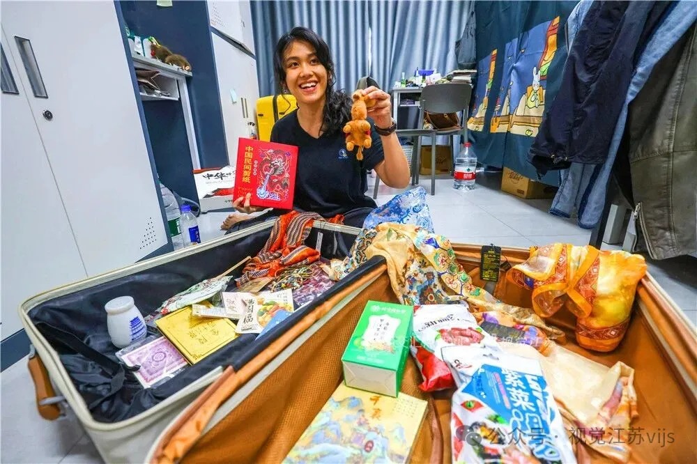 International students fill their suitcases with China's best before heading home