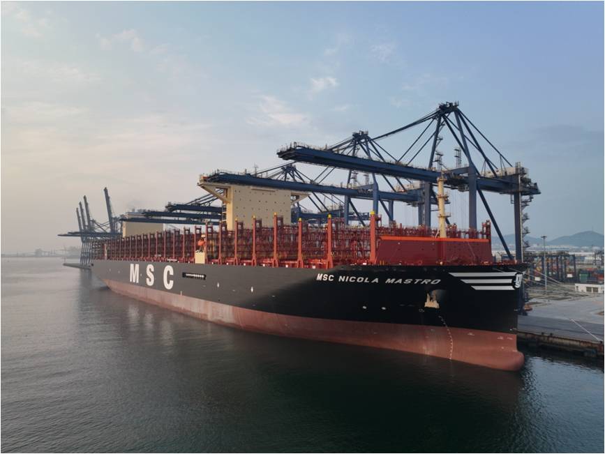 Dalian Port welcomes the world's largest container ship