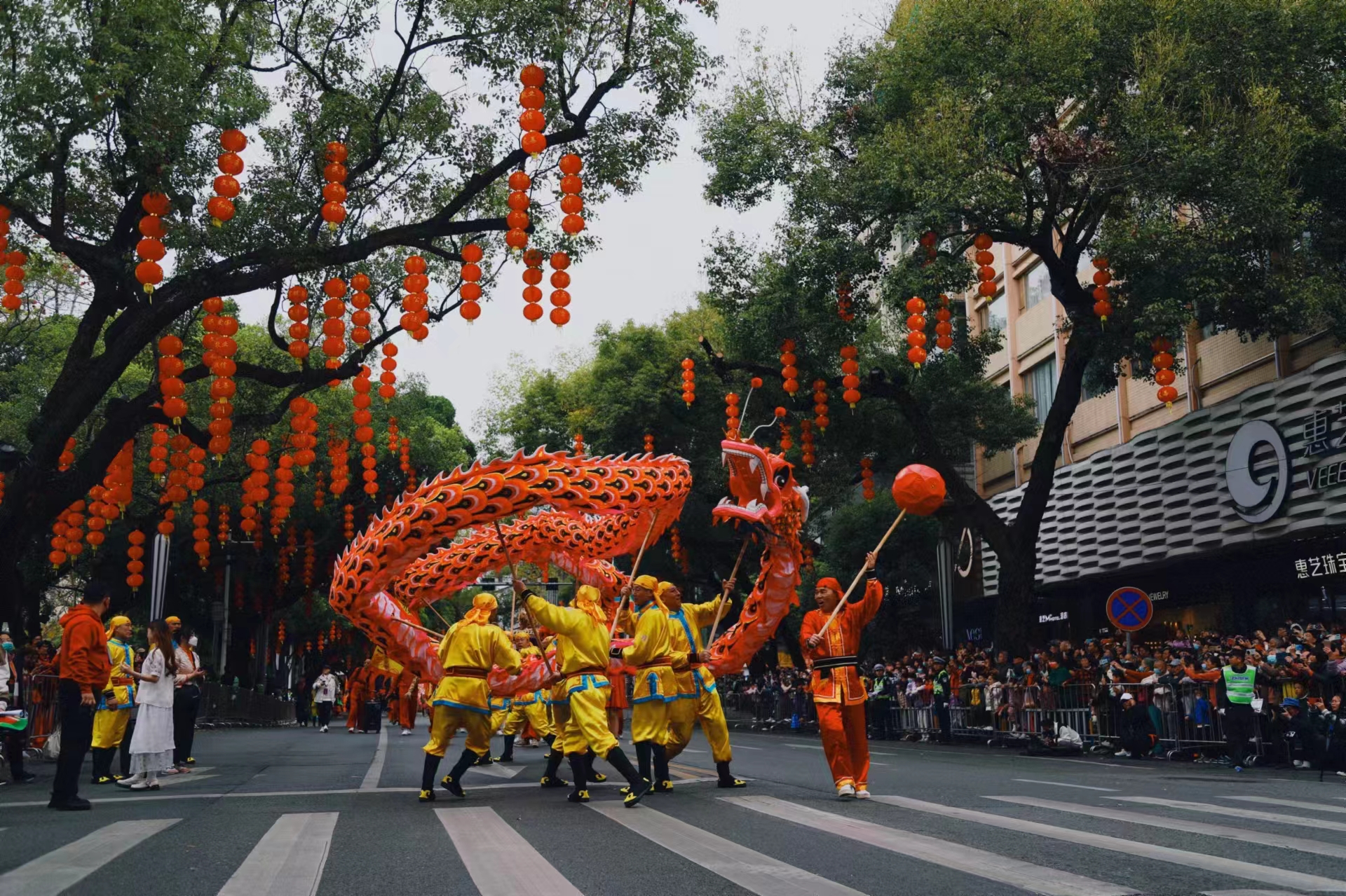 Jinzhou Dragon Dance draws crowds in Huizhou