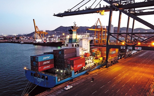 Amid holiday, duty calls at Dalian ports 