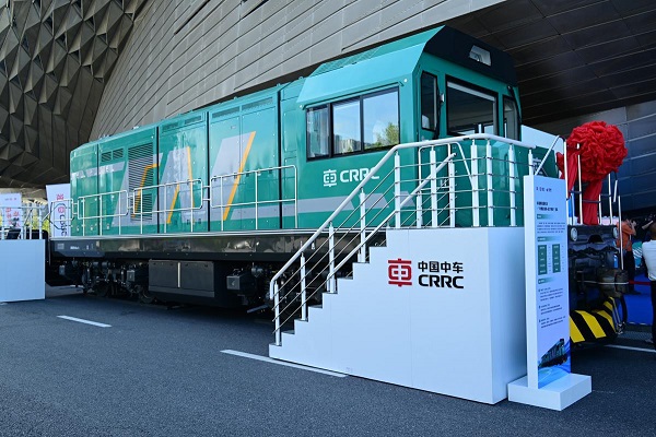 New energy hybrid locomotive unveiled in Dalian