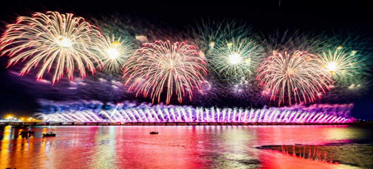 Jinpu Seaside Fireworks Show illuminates the night sky  