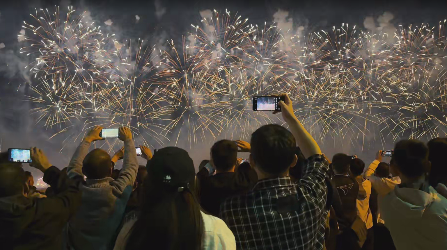 Jinpu Seaside Fireworks Show illuminates the night sky  