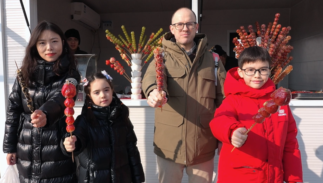 John and his family go shopping for Spring Festival