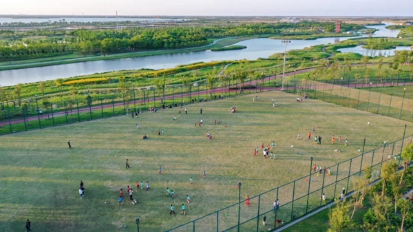 Public sports grounds along Dishui Lake2.jpg