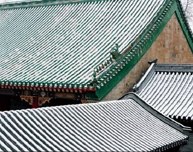 The origins and culture of glazed roof tiles