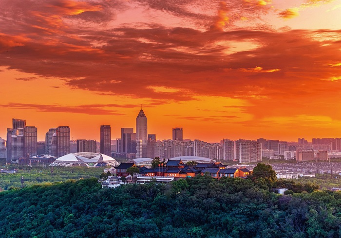 3 7月17日晨，朝霞漫染天际，剑山、新城区建筑相映，绿色山林与城市朝气借朝霞铺展，尽显活力。王进军 摄.jpg