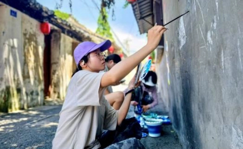 Students from Nantong University color old street in Chongchuan