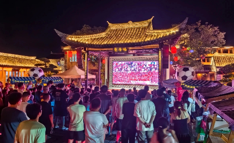 Chongchuan residents cheer for Suchao across the district