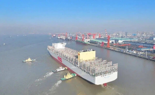 Nantong-made large container ship embarks sea trial 