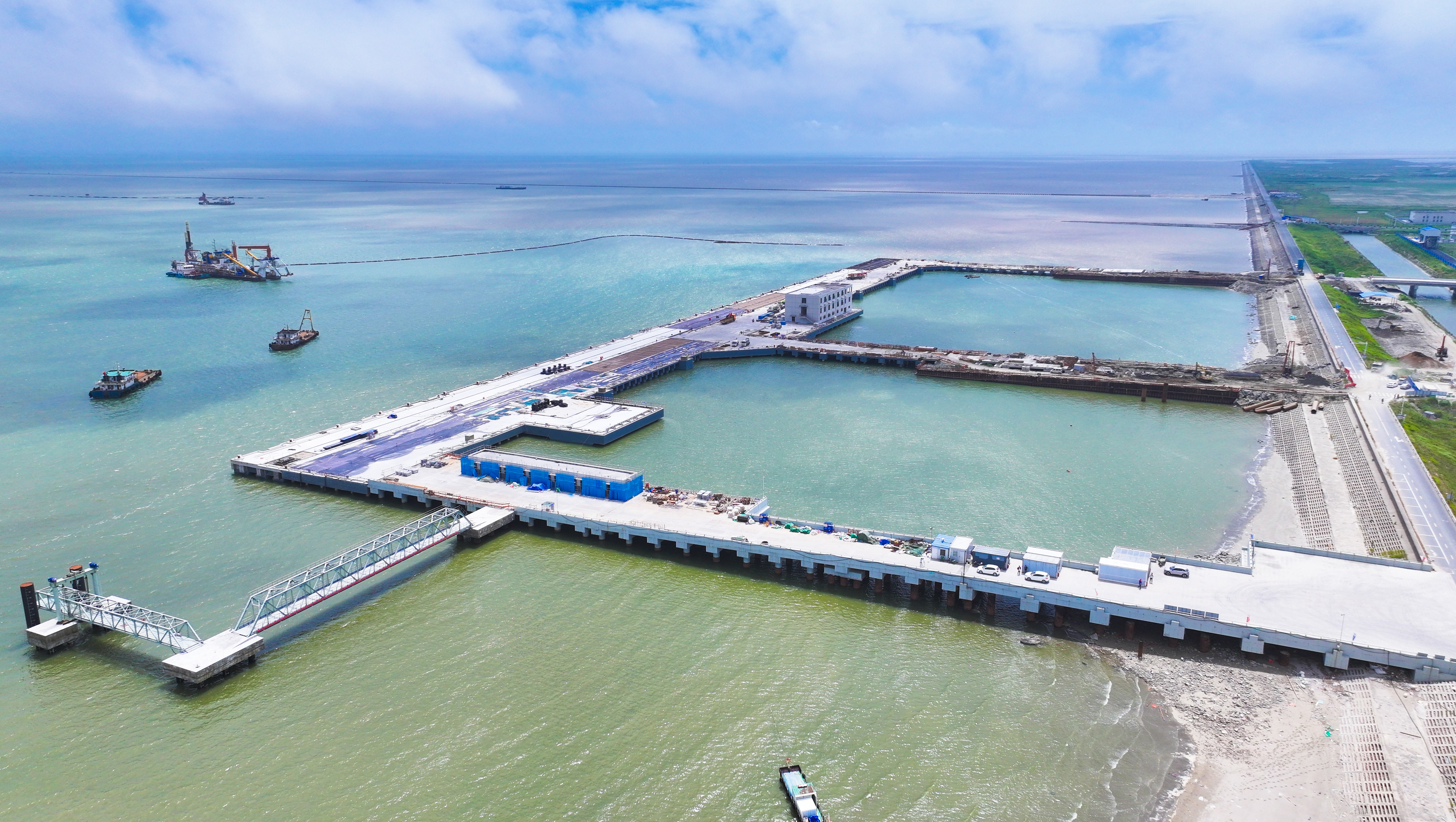 Summer heat doesn't slow down construction progress in Yangkou Port