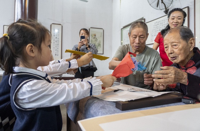 Chinese calligrapher, 102, livestreams his art