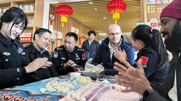 Intl seafarers celebrate Lantern Festival in Ningbo