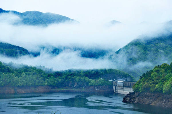 Misty water reservoir in Ningbo resembles a fairyland