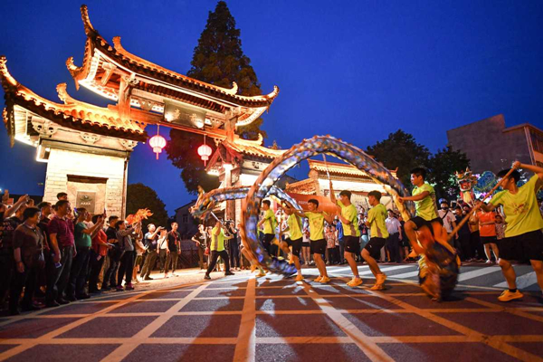 Dragon, lion dance contest staged in Qiantong Ancient Town 