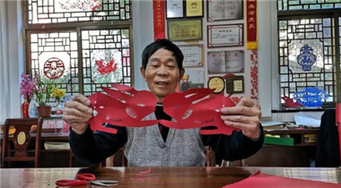 Artisan creates paper-cut rabbits to celebrate New Year