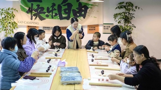 Shared kitchen empowers mothers in Ningbo community