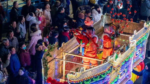 Gulin paper lantern parade lights up night in Ningbo