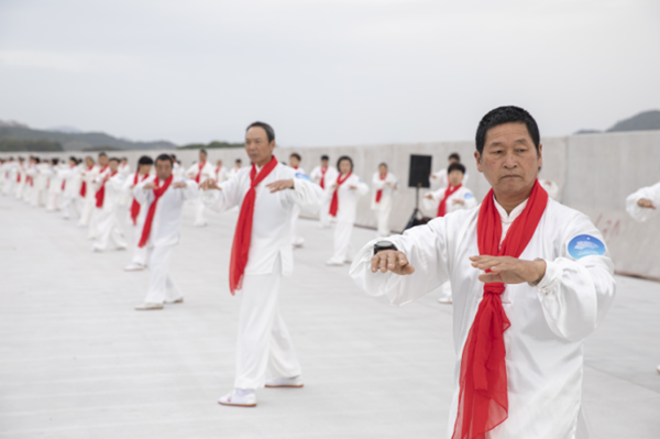 1,000 people practice tai chi in Xiangshan