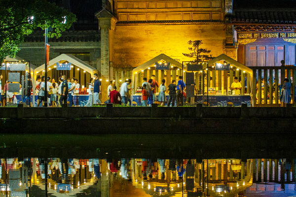 Night market captivates book lovers