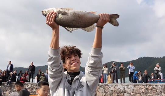 French traveler experiences Ningbo's winter fishing feast