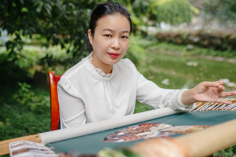 NPC deputy promotes Hunan embroidery, traditional culture.jpg