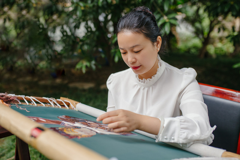 NPC deputy promotes Hunan embroidery, traditional culture.jpg