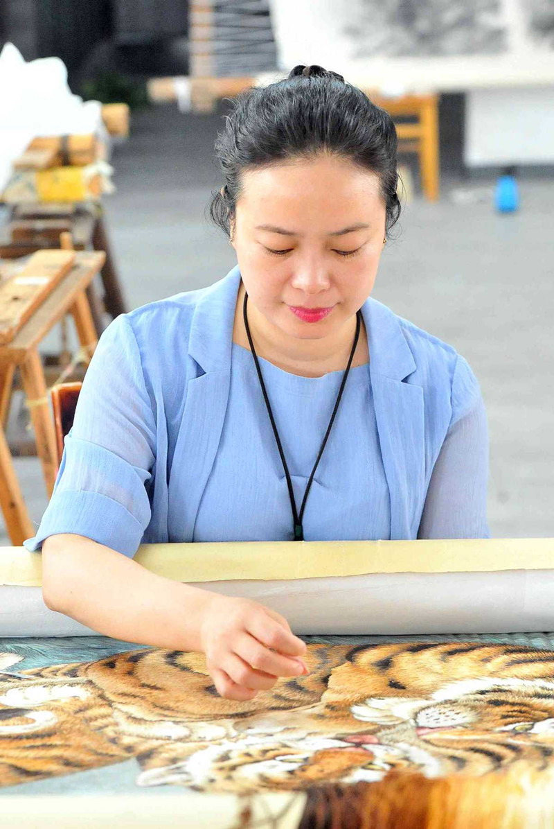 NPC deputy promotes Hunan embroidery, traditional culture.jpg