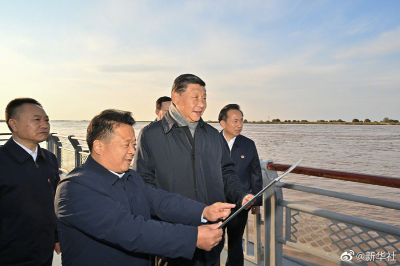 Xi inspects Yellow River estuary.jpg