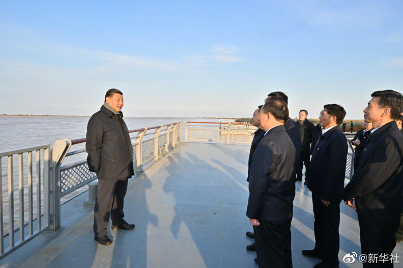Xi inspects Yellow River estuary.jpg