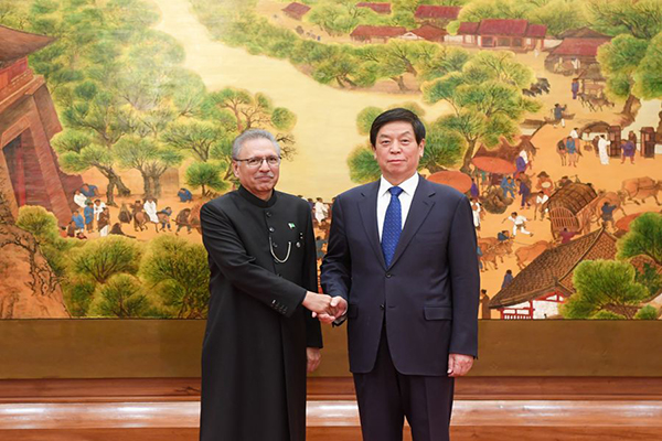 China's top legislator meets Pakistani president.jpg