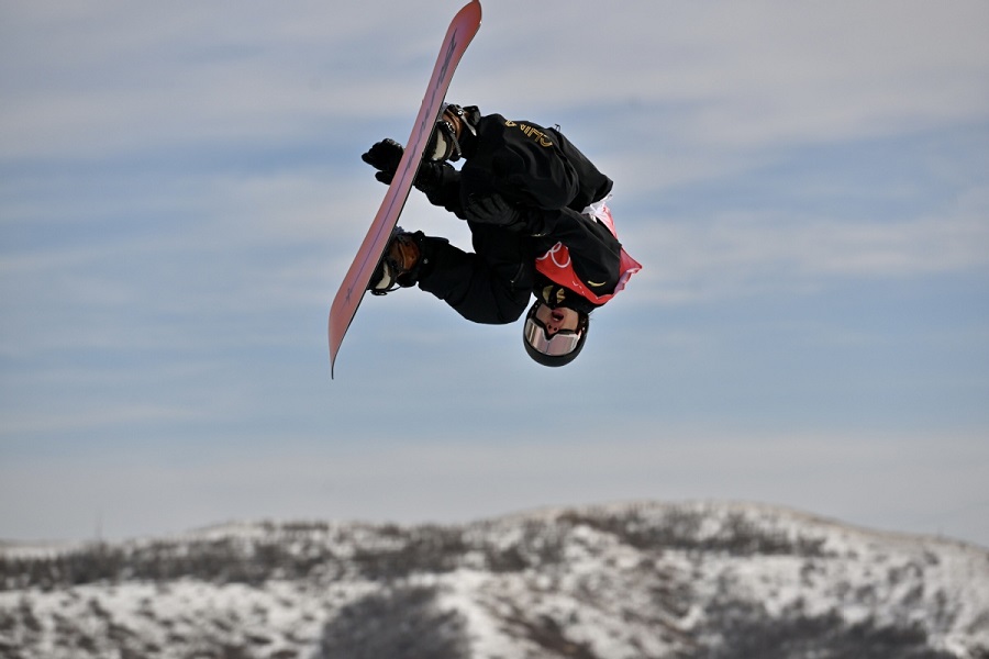 China's Su makes history as Canada's Parrot wins snowboard slopestyle at Beijing 2022.jpeg