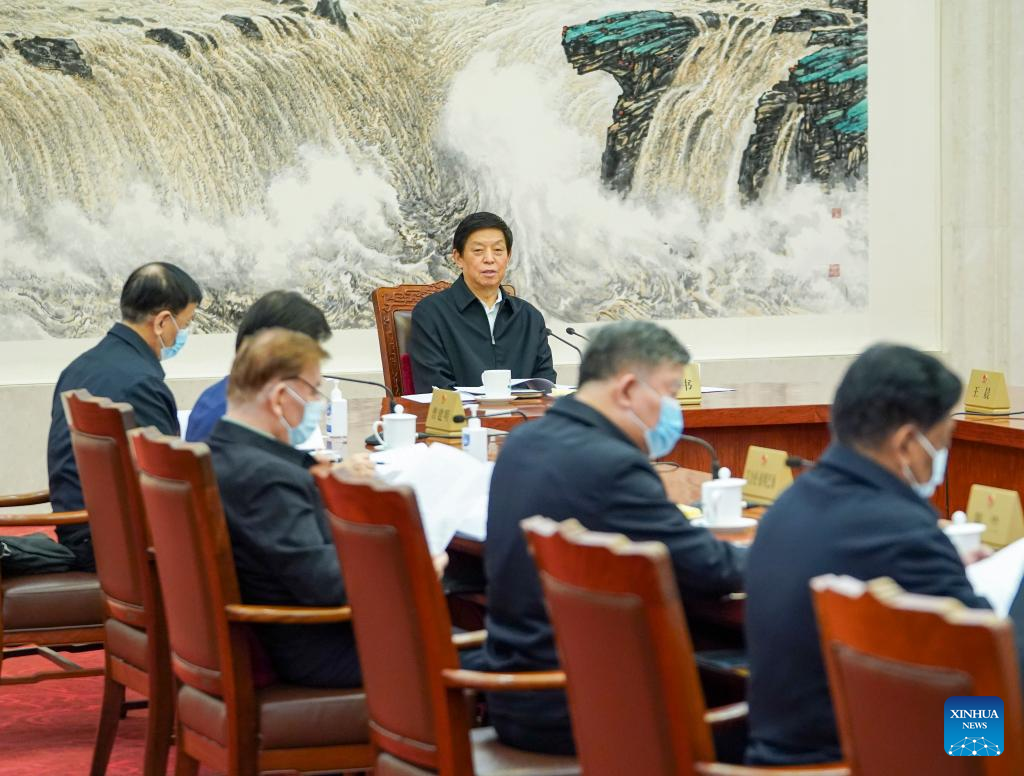 Senior lawmakers hear reports on draft laws, plans.jpg