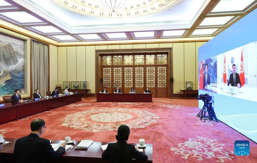 China's top legislator holds talks with Kyrgyz parliament speaker2.jpg